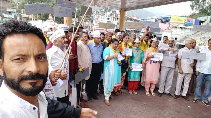 Aam Aadmi Party staged a sit-in protest against the new Agneepath scheme of the central government