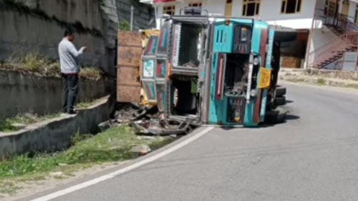 Truck overturns on Jubbal-Hatkoti road, driver narrowly saved