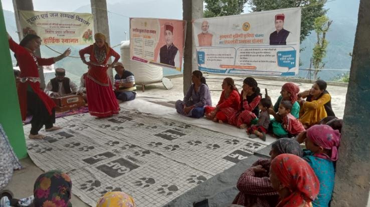 Artists of Information and Public Relations Department shared information about various schemes of the state government in the development block Paonta and Shillai area