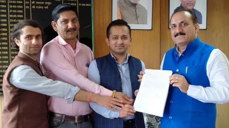 Delegation of Sirmaur Hati Vikas Manch met Baldev Tomar regarding demands