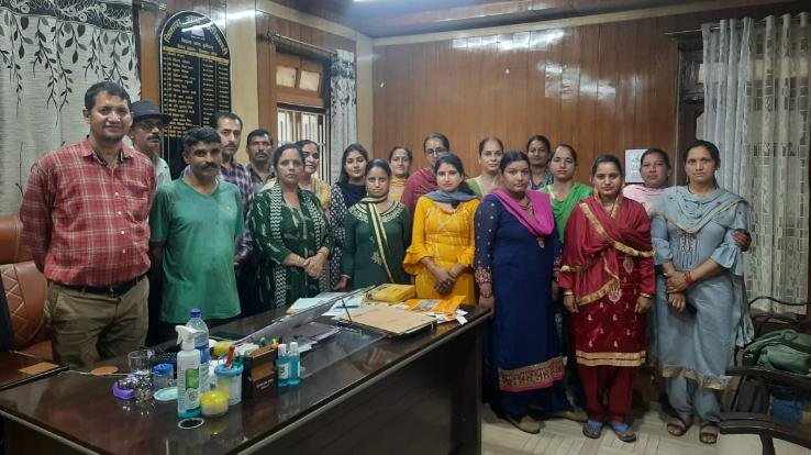 Wall writing training given to women of self help group under Kunihar development block