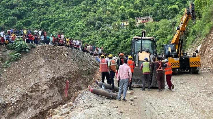 Debris fell during construction of bridge on Badrinath Highway, 10 laborers buried