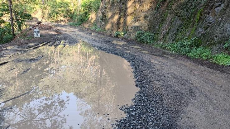 condition of the road is bad, questions raised on the working of the contractor and the department