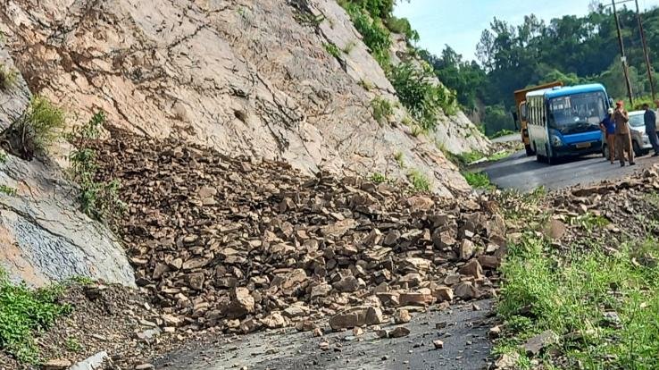 Landslide on Kunihar Baya Kuftu Shimla Road, vehicular movement remained closed for a few hours