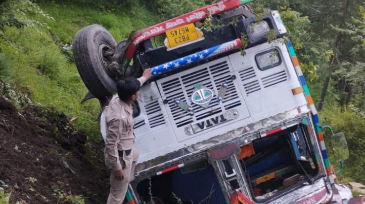 Apple-laden truck rolled over Shimla's Mehli-Shoghi bypass road