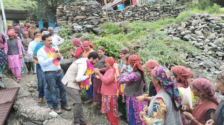 Himcofed President Kaul Negi also came out campaigning for Seema Manta