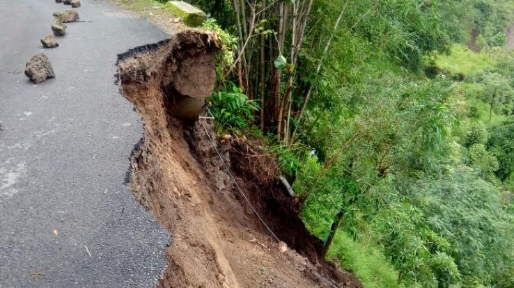 crack in the middle of the road, a big accident averted
