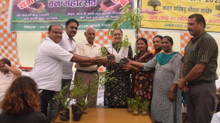 Plantation program organized in Yamuna Vihar of Paonta Sahib