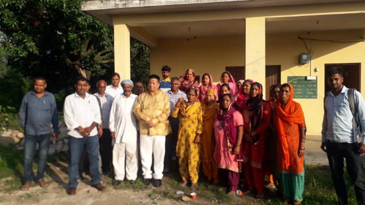 Former MLA Chaudhary Surendra Kaku gave one lakh to the Mahila Mandal of Kulthi village