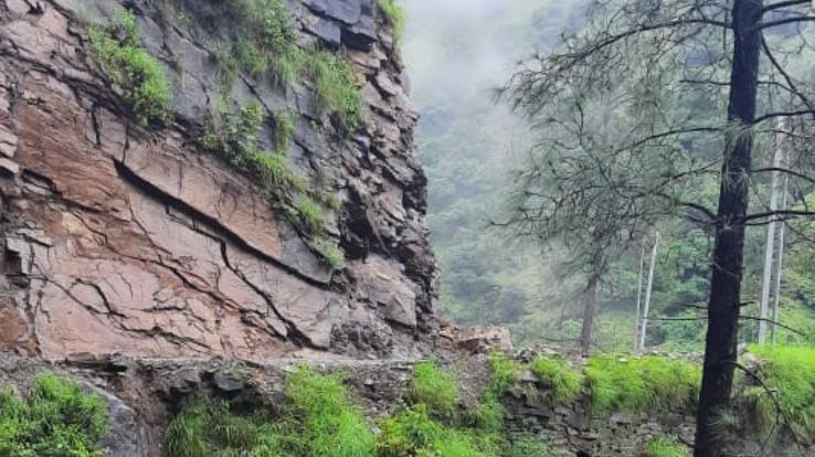 Landslide caused by heavy rains in Karsog, Karsog-Rampur road blocked