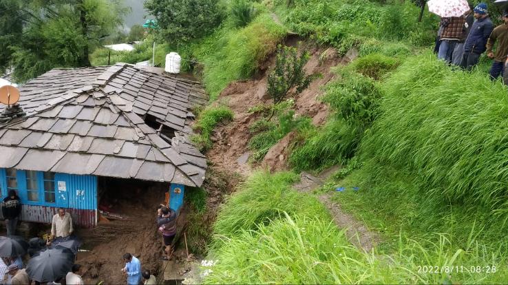 Kullu: Debris entered the house after breaking the wall in Aani's chai, the death of the grandmother-Dohti sleeping inside