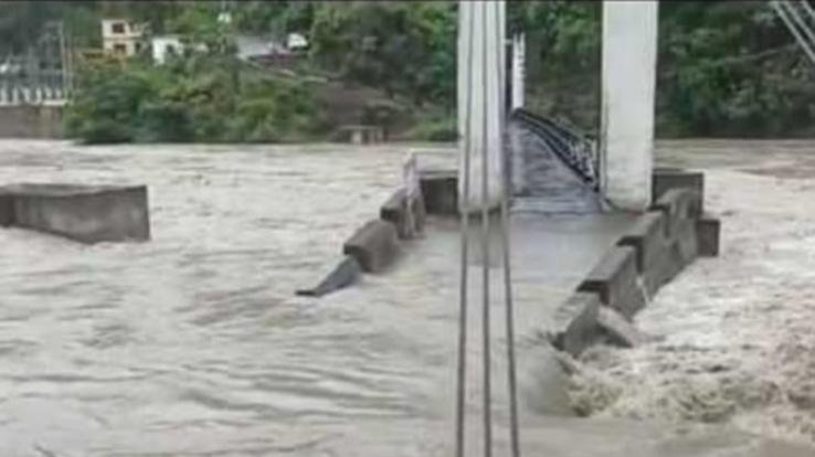 Water level of Sutlej increased in Karsog, water flowing over the road