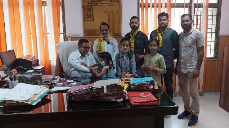Aam Aadmi Party workers celebrated Rakhi festival together with girls