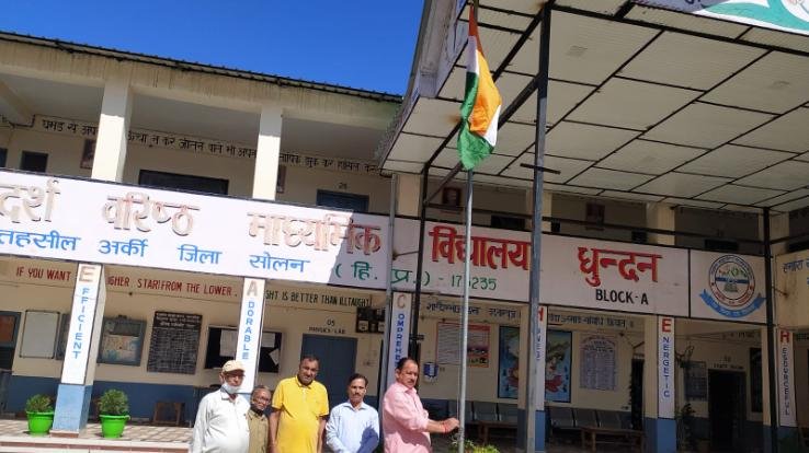  Under the chairmanship of the principal in Dhundan school, the tricolor was also hoisted in the school
