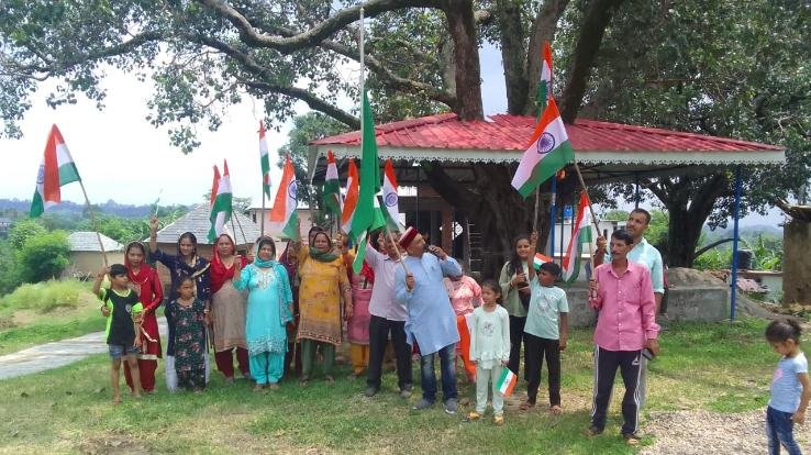 Tricolor yatra taken out on the elixir of freedom in village Bhagetu