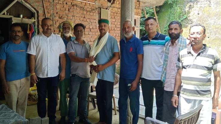 Saved the life of innocent by playing on life, social worker Manish Sharda honored him and boosted his spirits
