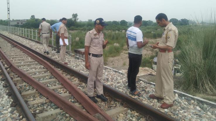 19-year-old girl dies after being hit by a train in Gondpur Banhera