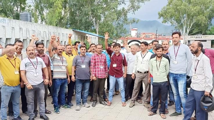 Barotiwala: Workers raised slogans for not getting minimum wage