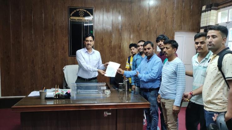 People have submitted a memorandum to the regional manager EZRTC, demanded a bus for the defeat