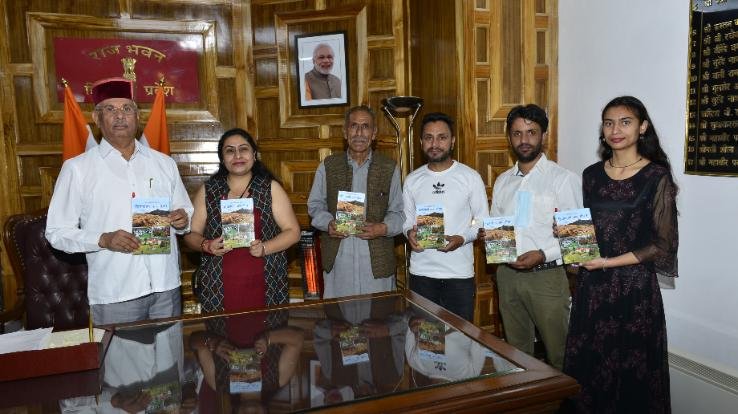 शिमला :राज्यपाल ने ‘हिमाचली जन-जीवन’ पुस्तक का विमोचन किया