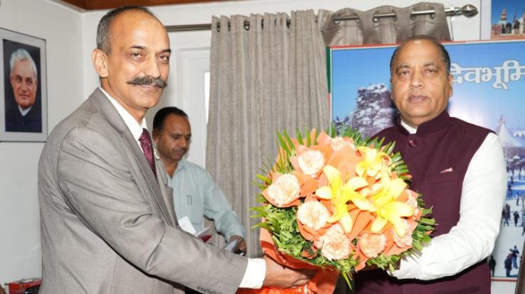 Chairman of Public Service Commission Rameshwar Singh Thakur meets CM Jairam