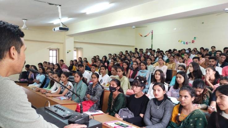 करसोग : नए मतदाताओं को वोटर कार्ड बनवाने के लिए लगाया गया विशेष कैंप 