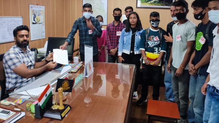 SFI protested outside Deputy Commissioner's office regarding demands, Sampa memorandum