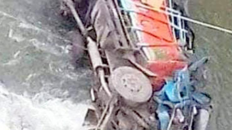 Truck laden with apples falls in river near Theog Maipul, truck driver injured