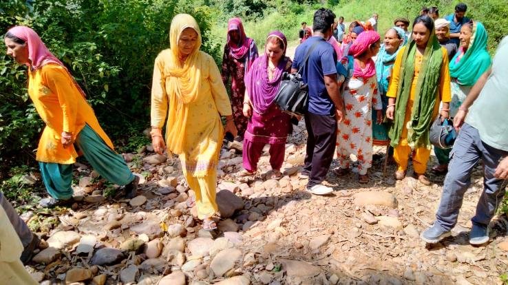 जवाली :   बनोली पंचायत के बाशिंदे पक्की सड़क सुविधा से महरूम 