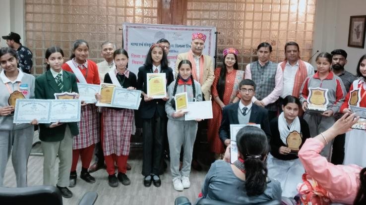 Inter-school official language competitions were organized in the conference room of Gaiety Theater
