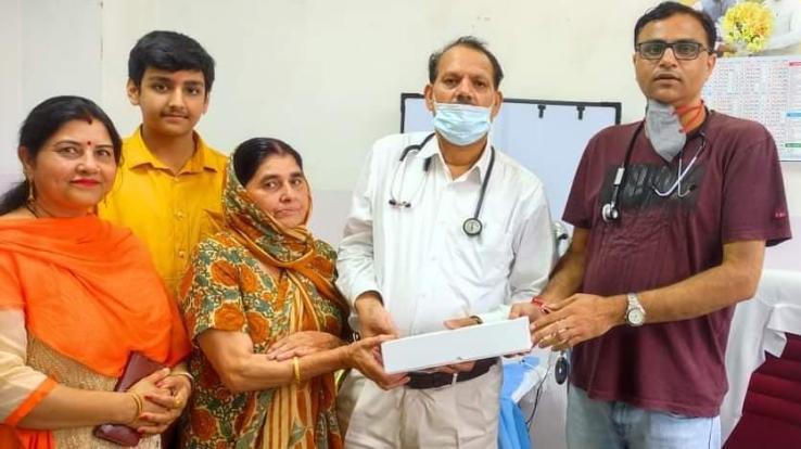 Roshni Devi of Jogindernagar donated Sinuscope to the hospital