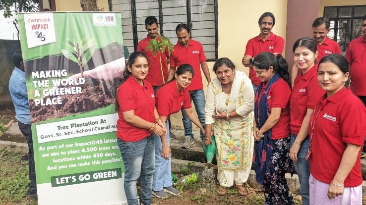 Glenmark Pharma planted saplings and cleaned in Chanal Majra School