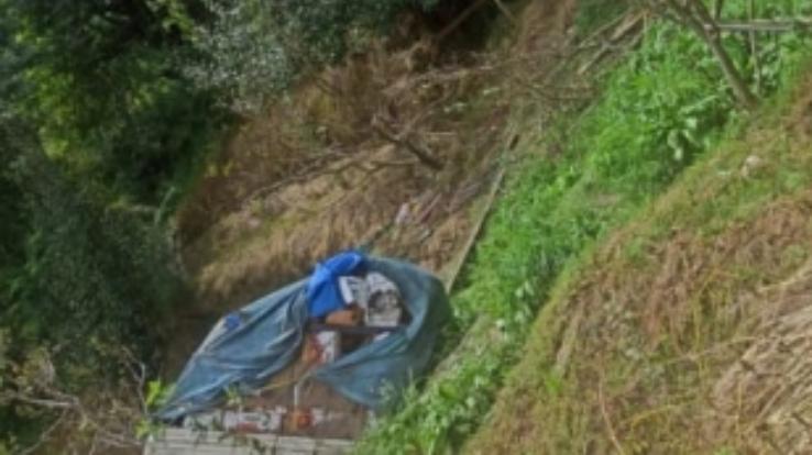 Apple-laden pickup fell into a ditch in Chogan Kulti Panchayat of Kotkhai