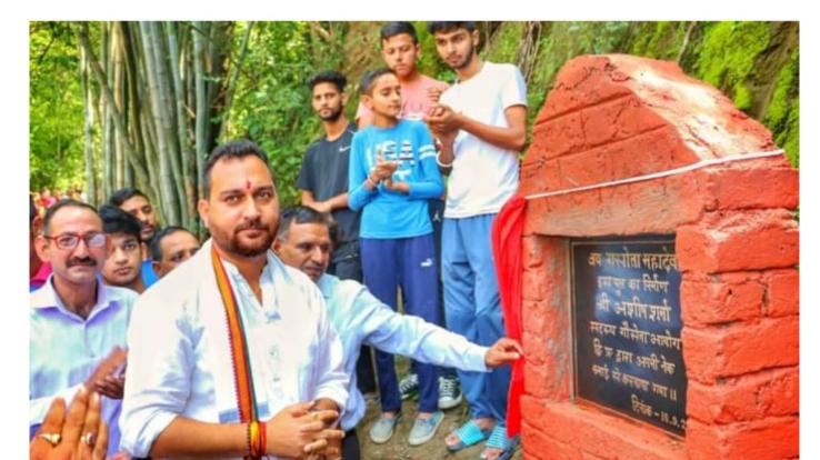 Hamirpur: Ashish Sharma, a member of the Gau Seva Aayog, solved the problem of the people