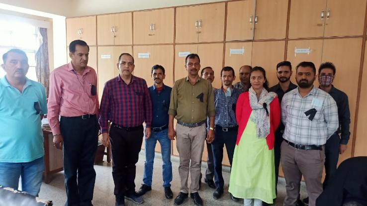 Employees of Himachal Pradesh Judicial Employees Union Solan expressed their anger by wearing black badges