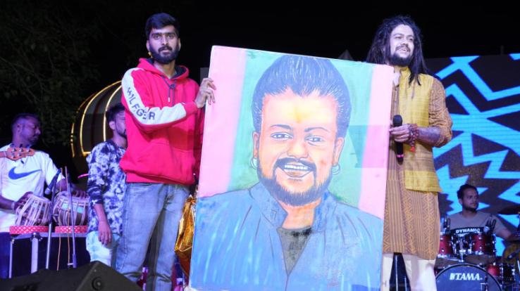 By making a live speed painting within five minutes, the mind of the people