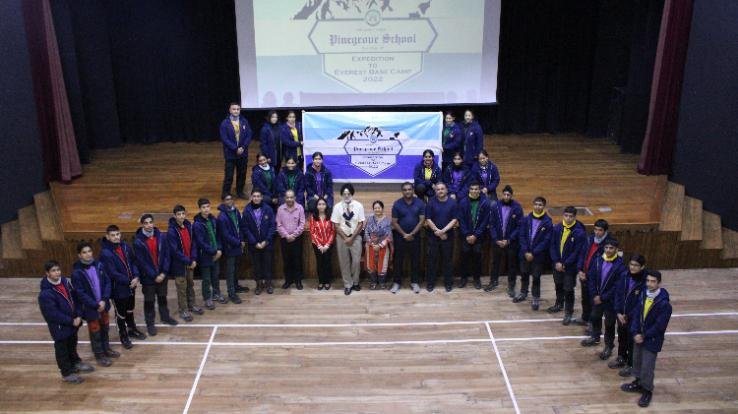 सोलन : पाइनग्रोव स्कूल द्वारा माउंट एवरेस्ट पर्वतारोहण