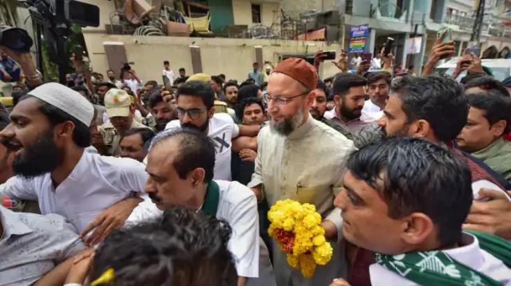Black flags shown to Owaisi in Surat, 'Modi-Modi' slogans raised in the meeting