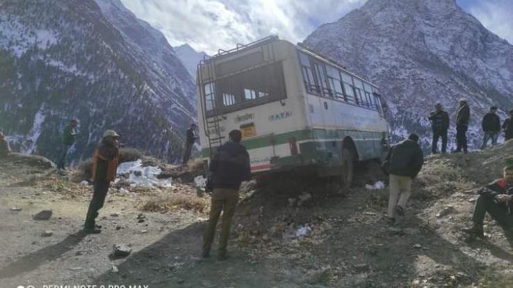 Bus going from Kullu to Keylong met with accident, major accident averted