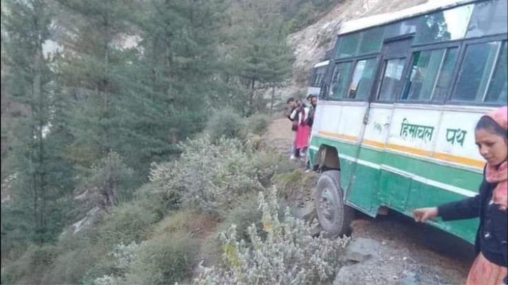 Kullu: Big accident averted due to driver's prudence in Banjar, HRTC bus saved from falling into ditch