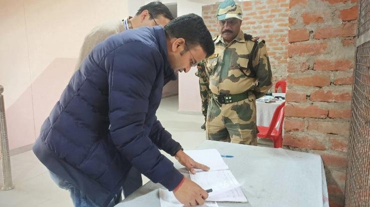Dharamshala: Deputy Commissioner Dr. Nipun Jindal gave guidelines to the jawans regarding the security of the strong room.