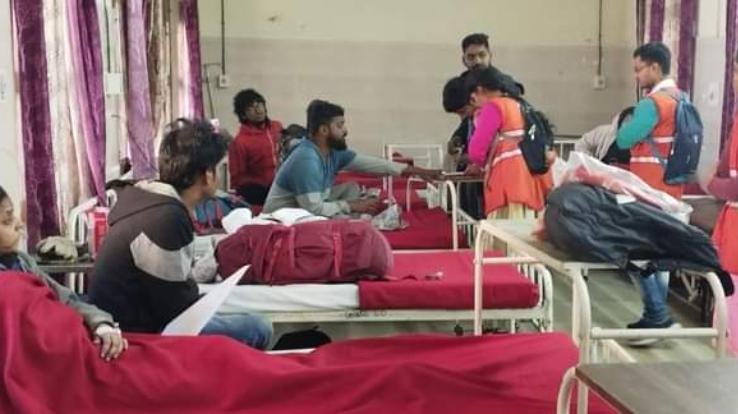 Volunteers of Red Cross Society helped the injured in the bus accident.