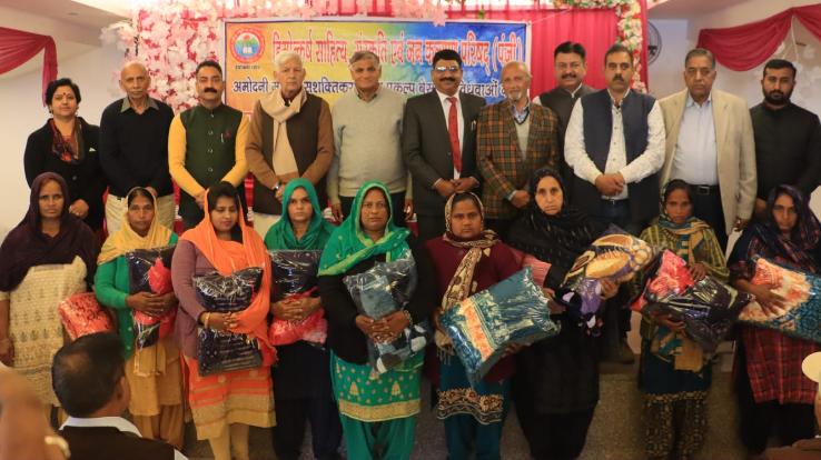 Blankets distributed under Himotkarsh Amodini Women Empowerment Service Project