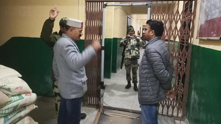 DC Kangra checked the security arrangements of strong room in Fatehpur