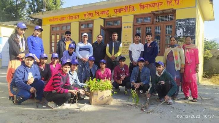 Volunteers of Kuthera School cleaned the surroundings of Panchayat Bhavan