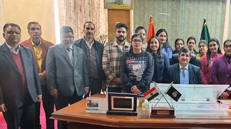 Students-Vice-Chancellor calm their curiosity by asking questions