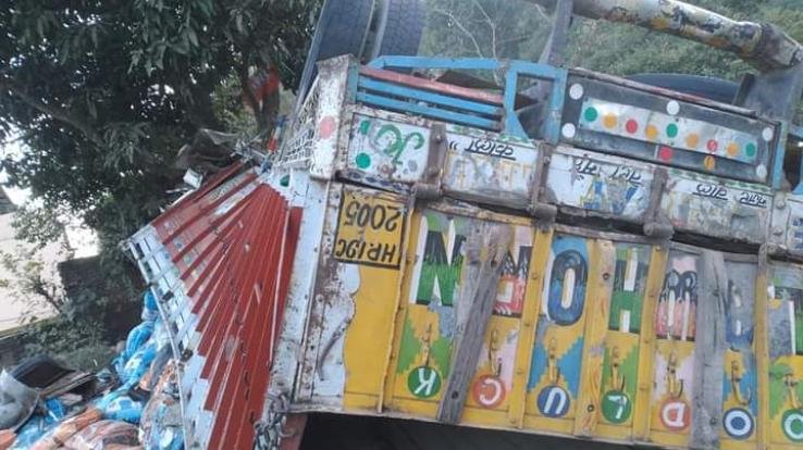Truck collided with mango tree in Kaloha, driver died
