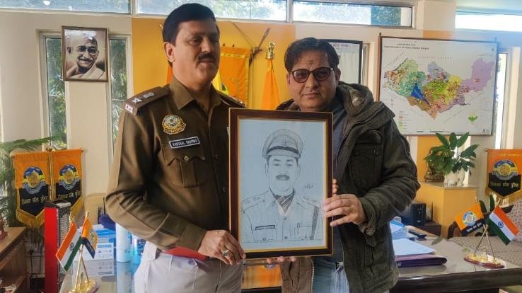 Surjit Thakur presented his portrait sketch to SP Kangra