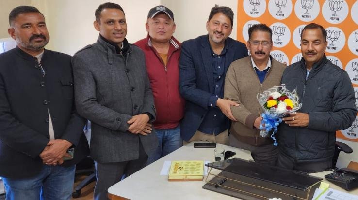 Trilok Jamwal was welcomed by workers at Deepkamal Chakkar, BJP headquarters