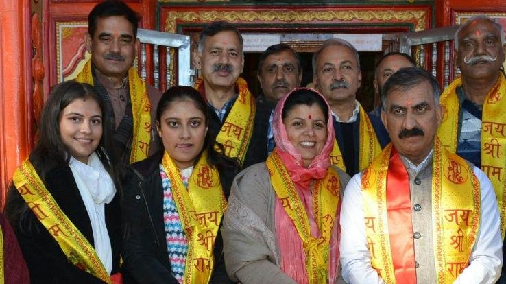 Chief Minister offered prayers at Jakhu temple